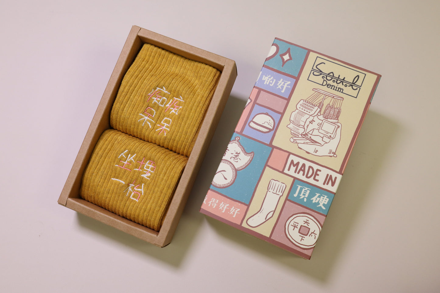 痴痴呆呆坐埋一枱｜刺繡襪(多款)