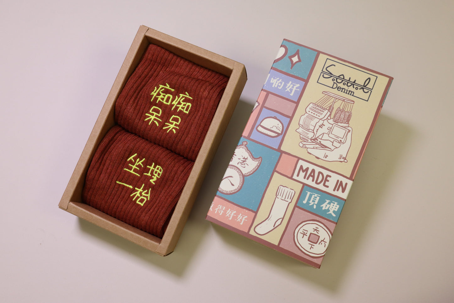 痴痴呆呆坐埋一枱｜刺繡襪(多款)
