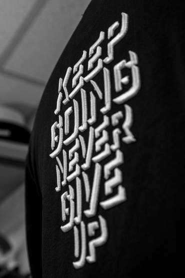 Never Give Up 黑色圓領T-shirt