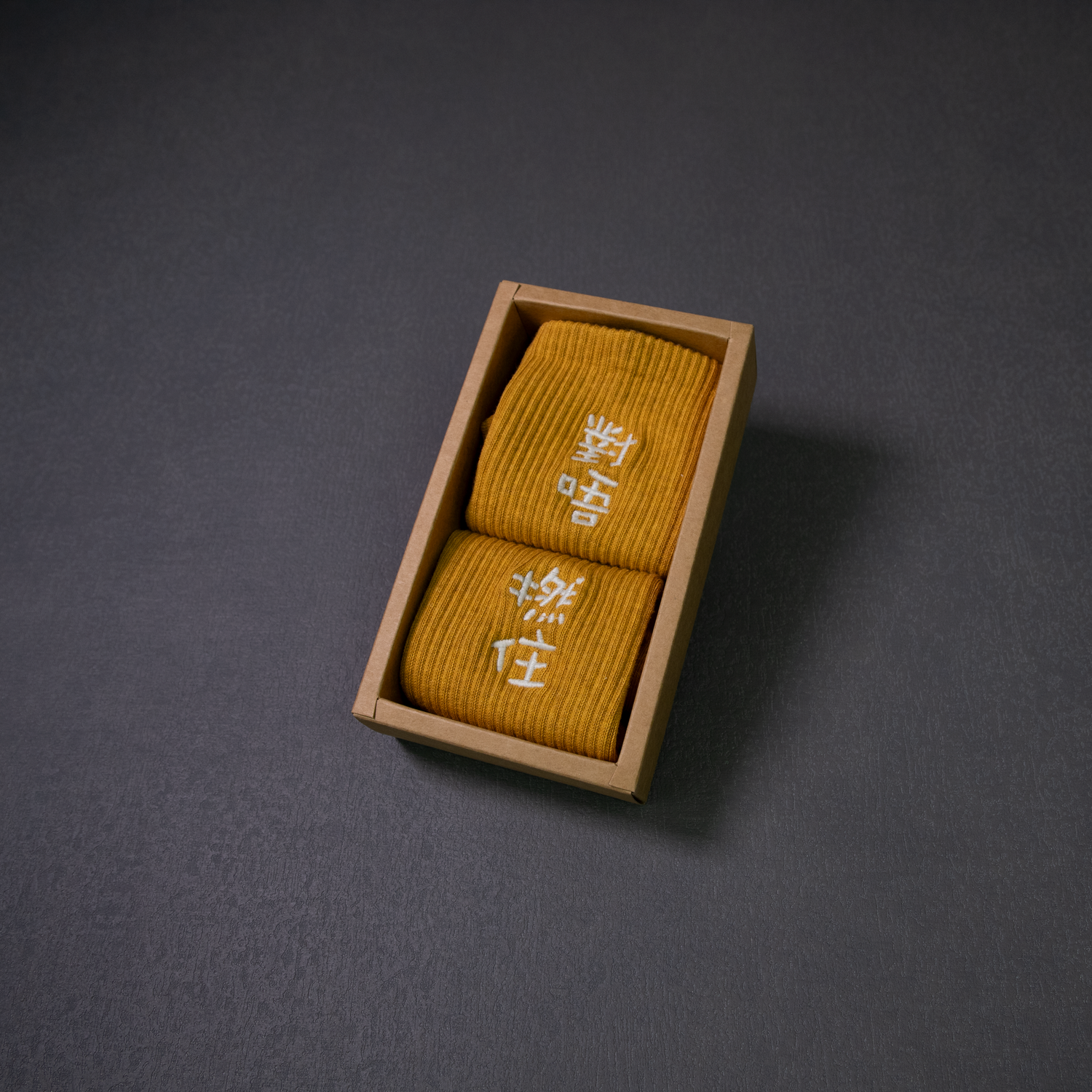 對唔撚住｜刺繡襪